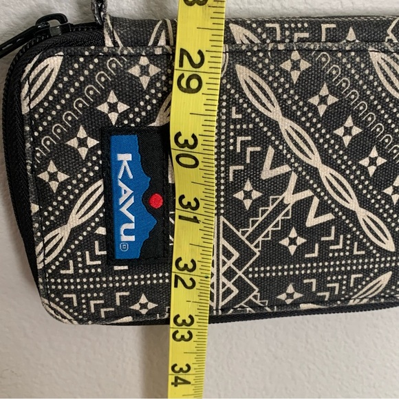 KAVU Go Time Crossbody Wallet Geometric Black White Southwest Aztec Western Zip - Picture 11 of 12